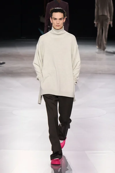 Look 32